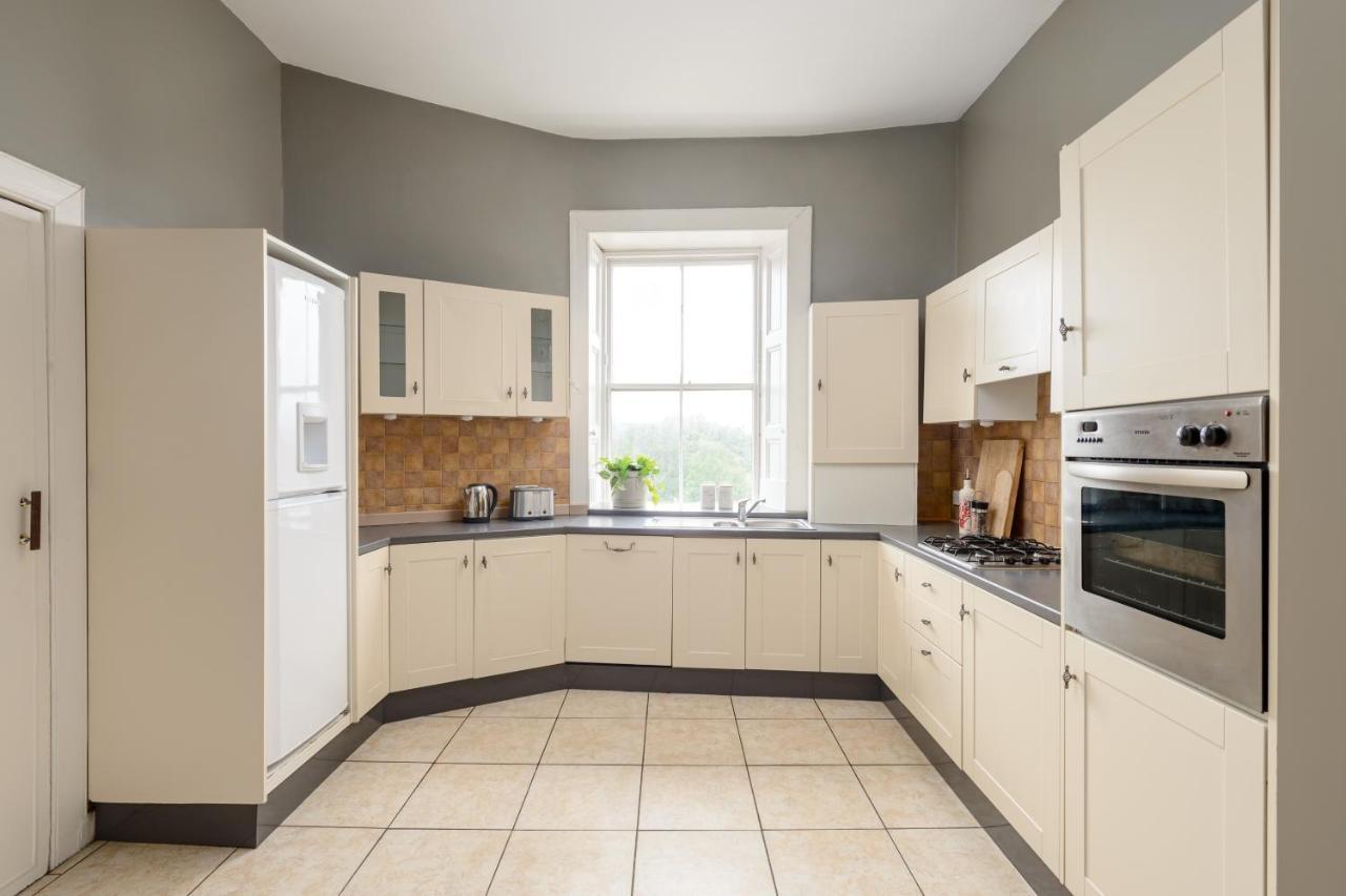 2 Bed Old Town Apartment - Next To Castle Edimburgo Esterno foto