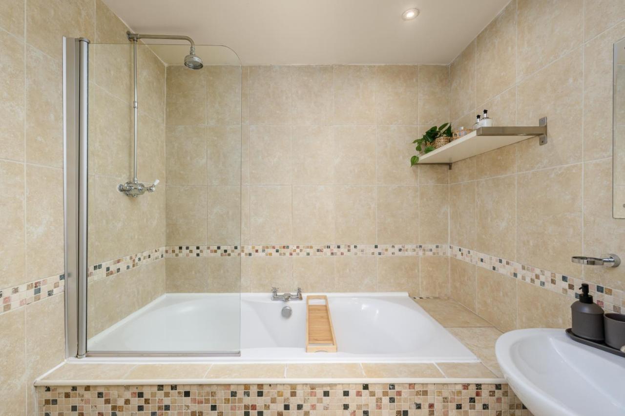 2 Bed Old Town Apartment - Next To Castle Edimburgo Esterno foto