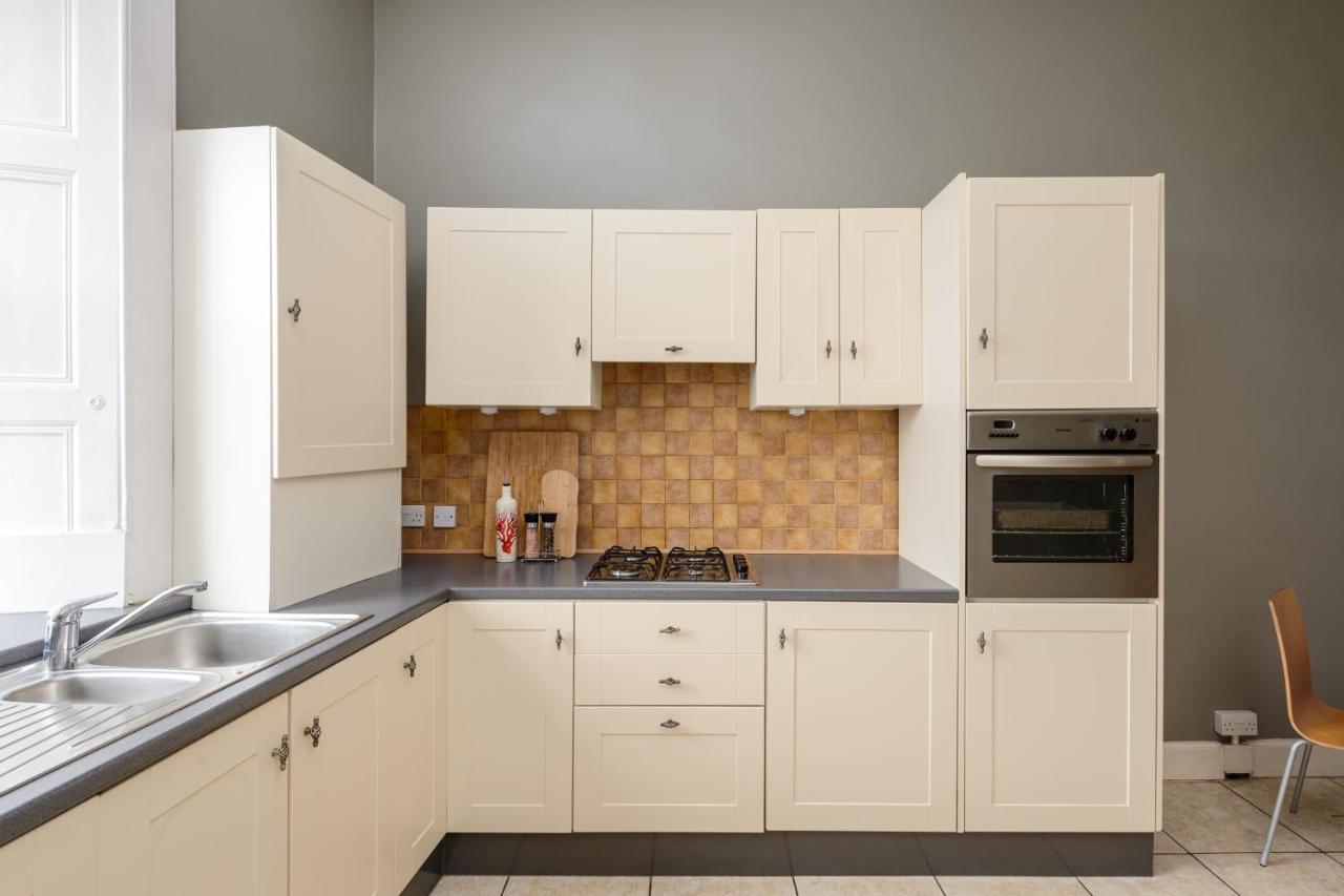 2 Bed Old Town Apartment - Next To Castle Edimburgo Esterno foto